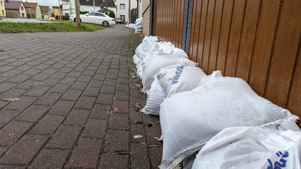 Sandsäcke zum Hochwasserschutz (Archiv)