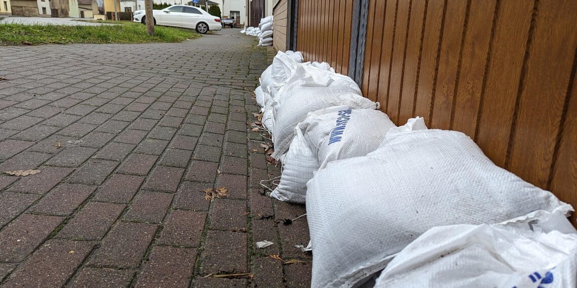 Sandsäcke zum Hochwasserschutz (Archiv)