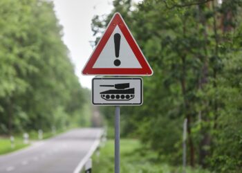 Verkehrsminister fordert neue EU-Regeln für Panzer & Co. 2 Warnung vor Panzern (Archiv)