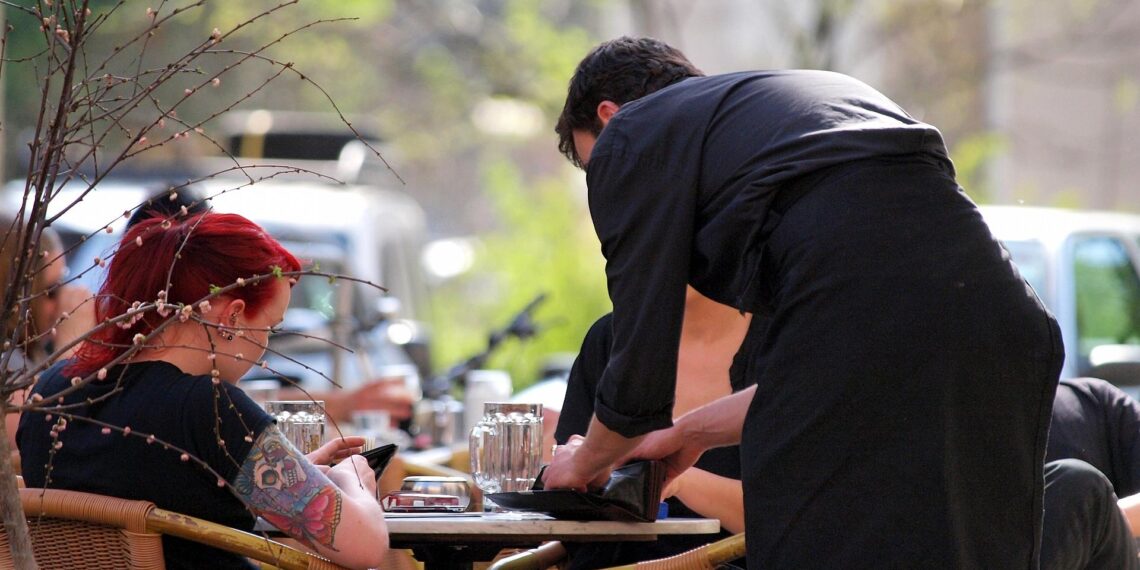 Umfrage: Viele Gastronomen wollen Preise erhöhen 1 Bedienung in einem Café (Archiv)