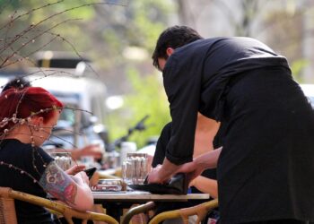 Bedienung in einem Café (Archiv)