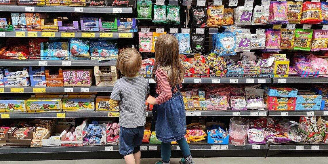 Kinder in einem Supermarkt (Archiv)
