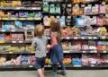 Kinder in einem Supermarkt (Archiv)