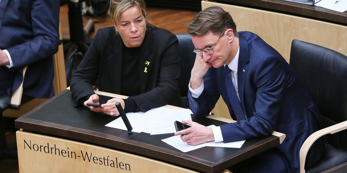 Infratest: Schwarz-Grün in NRW mit Verlusten - SPD erholt sich 1 Mona Neubaur und Hendrik Wüst (Archiv)