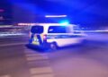 Polizeiauto mit Blaulicht bei Nacht (Archiv)