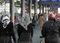 Rund 8.000 Ausländer 2025 von Ausweisungen betroffen 10 Frauen mit Kopftuch (Archiv)