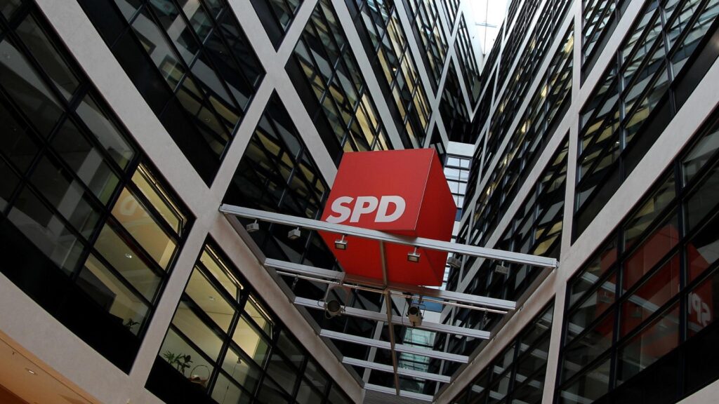 SPD-Logo im Willy-Brandt-Haus (Archiv)