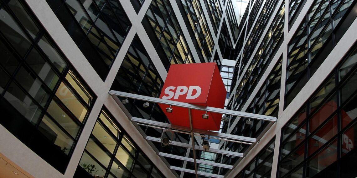 SPD-Migrationspolitiker fühlen sich bei Programmdebatte außen vor 1 SPD-Logo im Willy-Brandt-Haus (Archiv)