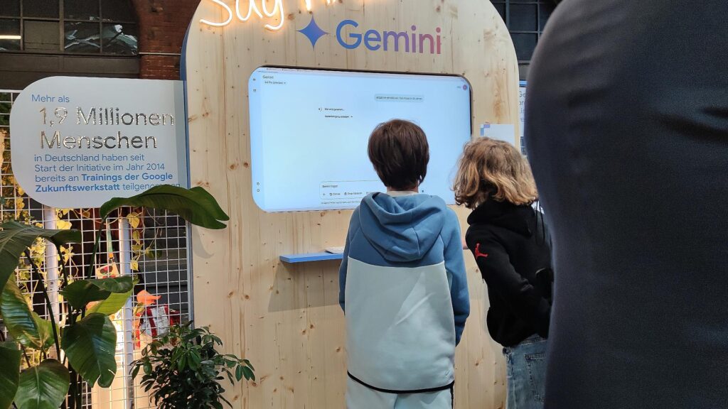 Kinder schauen sich Gemini an (Archiv)