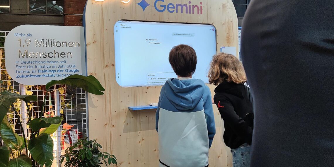 Kinder schauen sich Gemini an (Archiv)