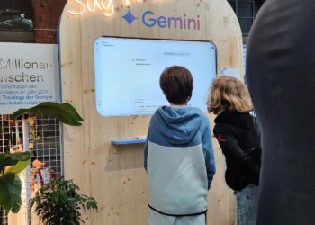 Kinder schauen sich Gemini an (Archiv)
