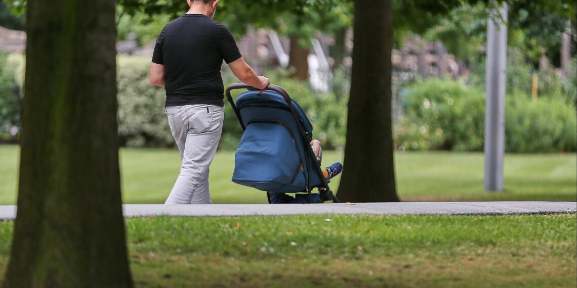 Immer mehr Alleinerziehende rutschen in Armut 1 Mann mit Kind (Archiv)