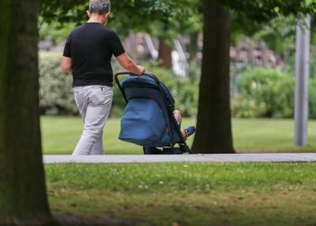 Immer mehr Alleinerziehende rutschen in Armut 2 Mann mit Kind (Archiv)