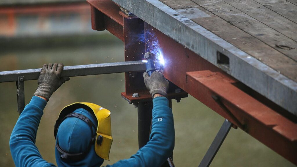 Schweißer bei der Arbeit (Archiv)