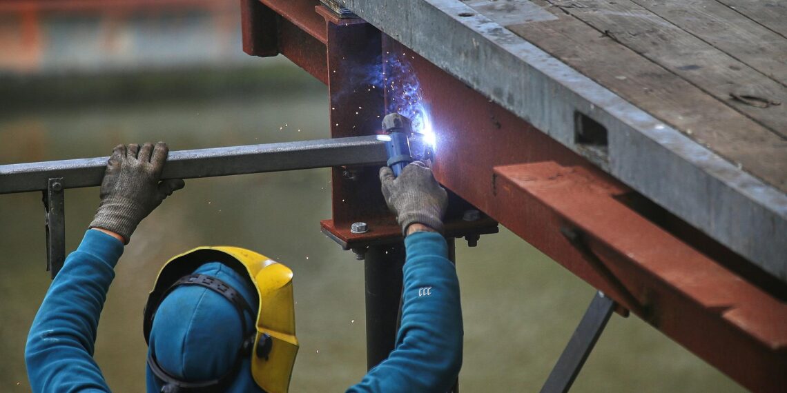 Schweißer bei der Arbeit (Archiv)