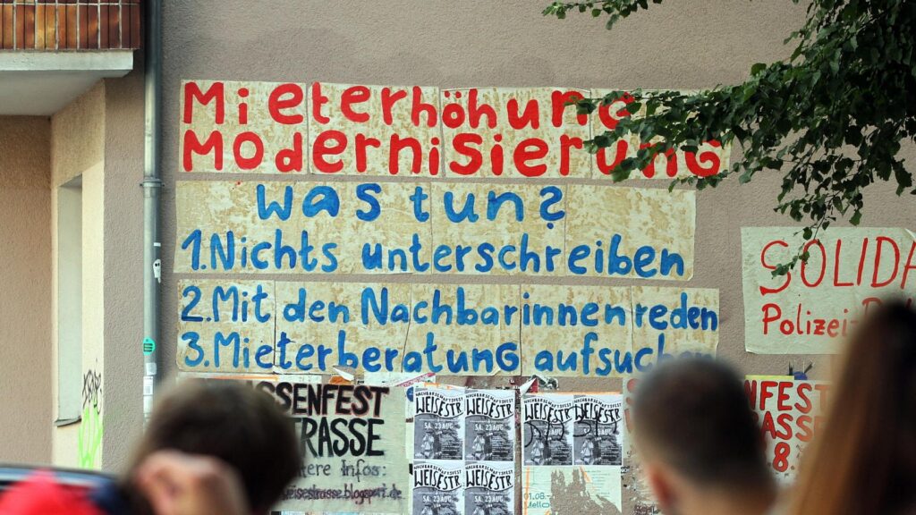 Fassadenbeschriftung gegen Mieterhöhungen (Archiv)