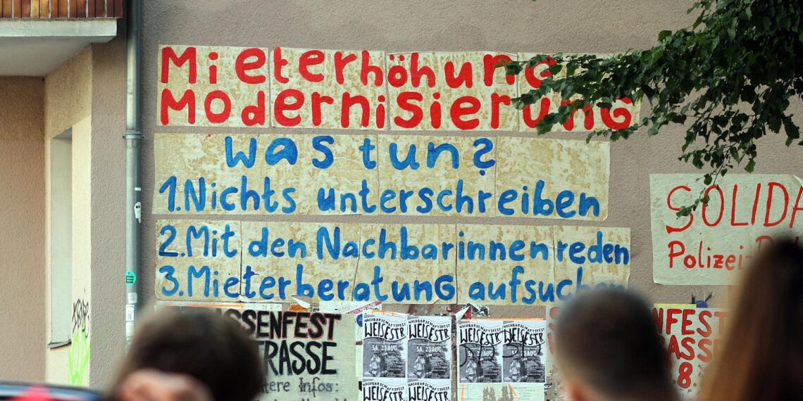 Fassadenbeschriftung gegen Mieterhöhungen (Archiv)