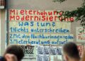Fassadenbeschriftung gegen Mieterhöhungen (Archiv)