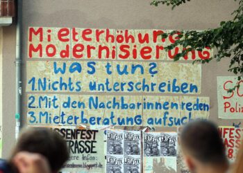 Fassadenbeschriftung gegen Mieterhöhungen (Archiv)