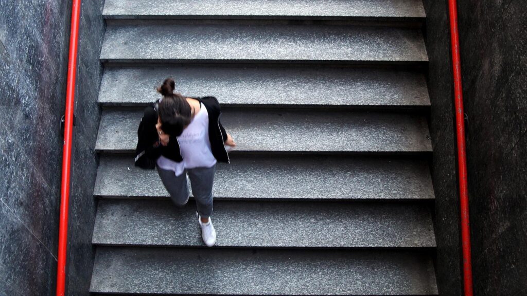 Frau mit Telefon am Ohr