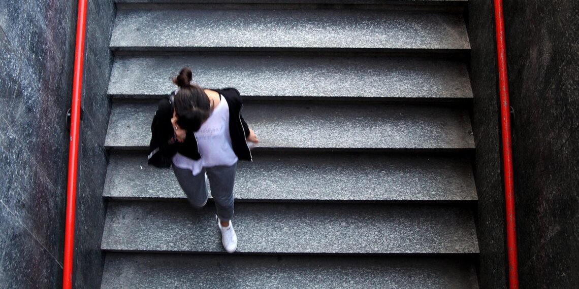 Frau mit Telefon am Ohr