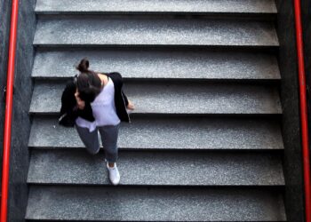 Frau mit Telefon am Ohr