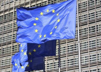 US-Investmentbank Lazard ermuntert Europa zu mehr Unabhängigkeit 2 EU-Fahnen (Archiv)