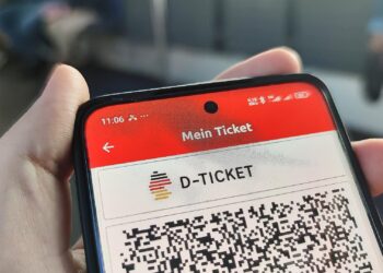 Schnieder offen für Foto auf Deutschlandticket 3 Deutschlandticket (Archiv)
