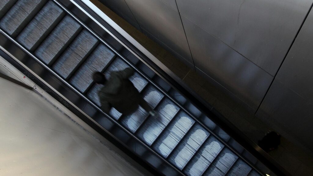 Mann läuft Rolltreppe hoch (Archiv)