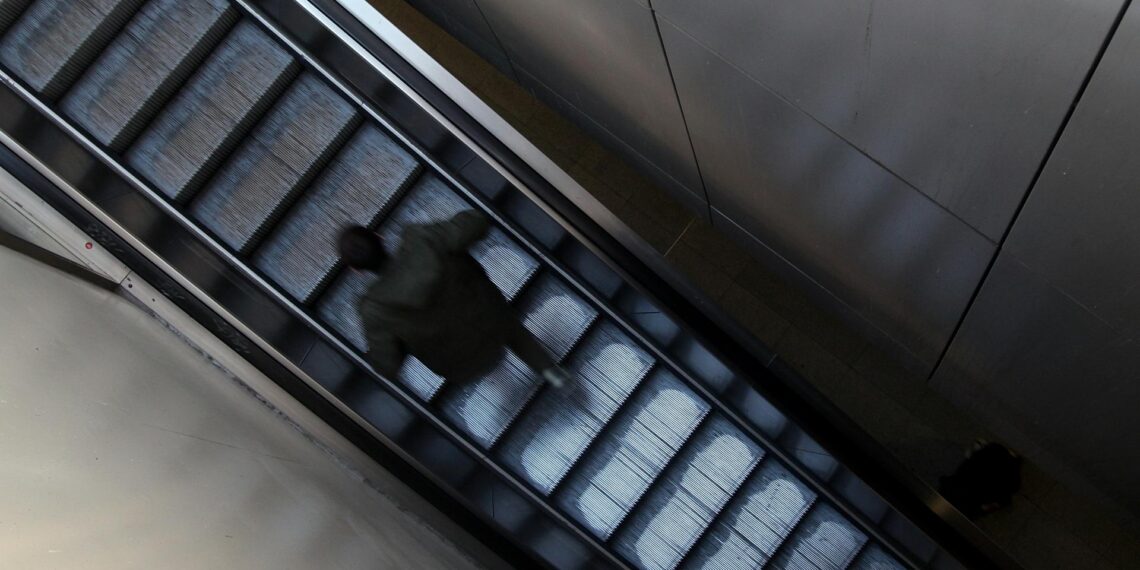 Ministerium drängt Bahn zu schneller Reparatur kaputter Rolltreppen 1 Mann läuft Rolltreppe hoch (Archiv)