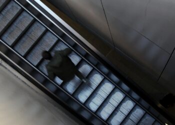 Mann läuft Rolltreppe hoch (Archiv)