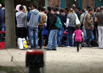 SPD unterstützt Dobrindt-Pläne für Asylbewerber 3 Flüchtlinge an einer Aufnahmestelle (Archiv)