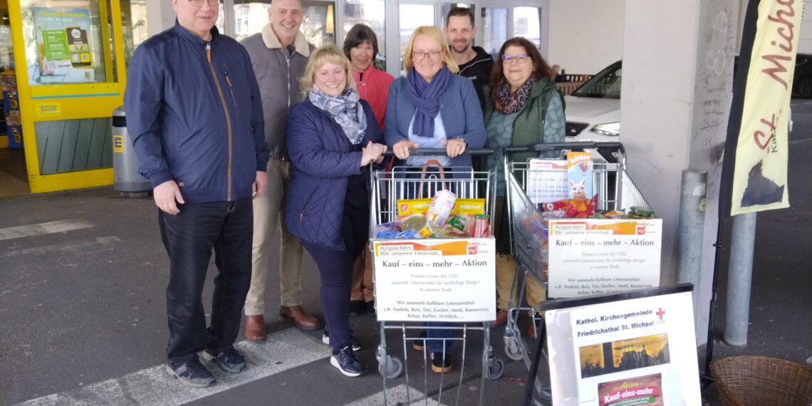 Sammlung für Bedürftige: Drei Einkaufswagen voll 1 Diakon Gerd Fehrenbach & Mitglieder CDU & Frauen Union Friedrichsthal | Bild: Frauen Union