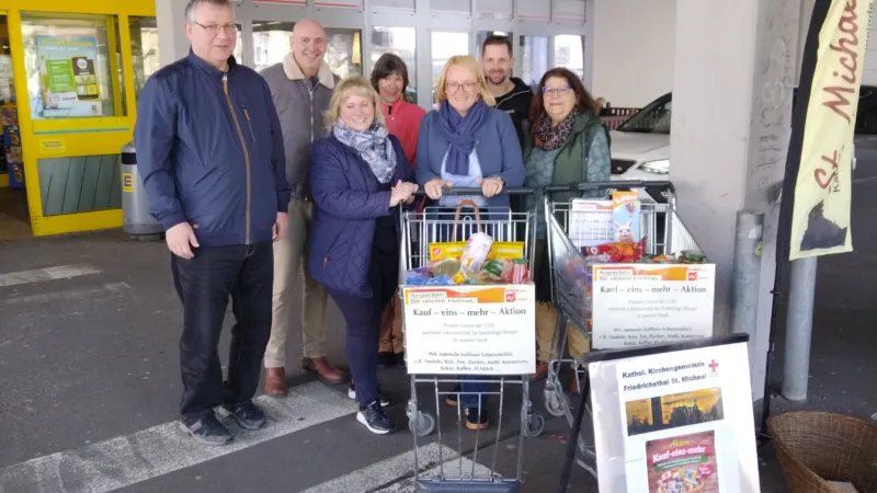 Sammlung für Bedürftige: Drei Einkaufswagen voll