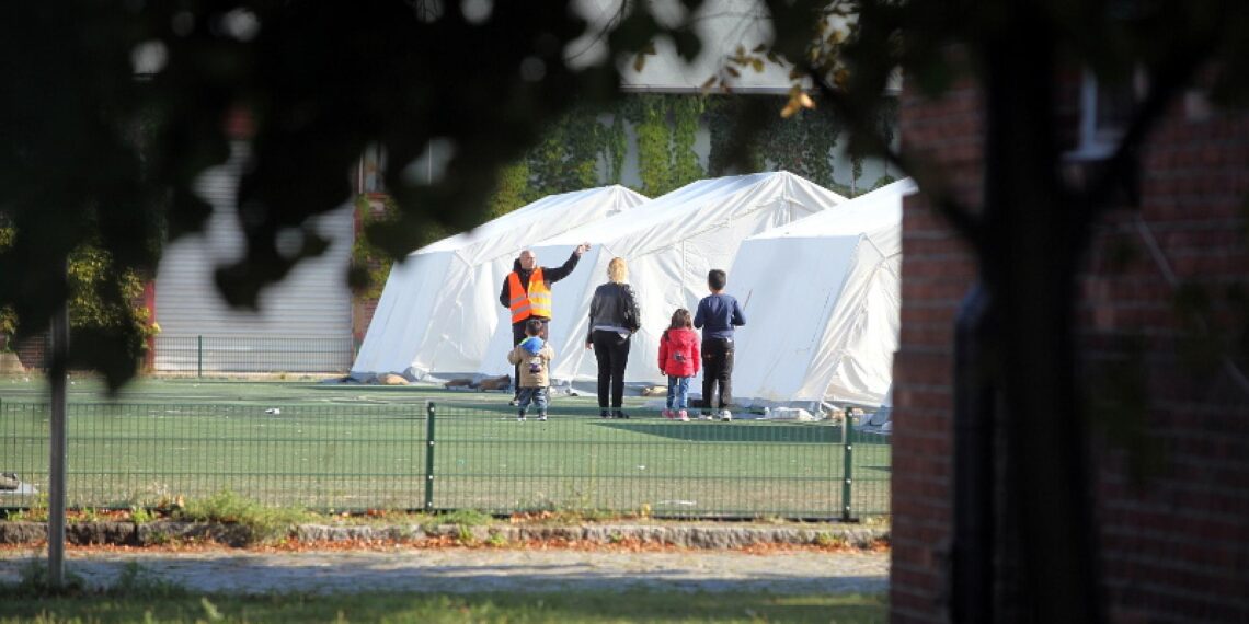 Flüchtlingsfamilie in einer `Zeltstadt` (Archiv)