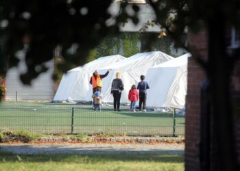 Flüchtlingsfamilie in einer `Zeltstadt` (Archiv)