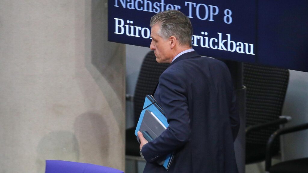 Thorsten Frei vor Anzeigetafel mit Stichwort `Bürokratieabbau` (Archiv)