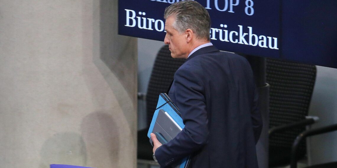 Thorsten Frei vor Anzeigetafel mit Stichwort `Bürokratieabbau` (Archiv)
