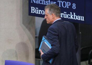 Thorsten Frei vor Anzeigetafel mit Stichwort `Bürokratieabbau` (Archiv)