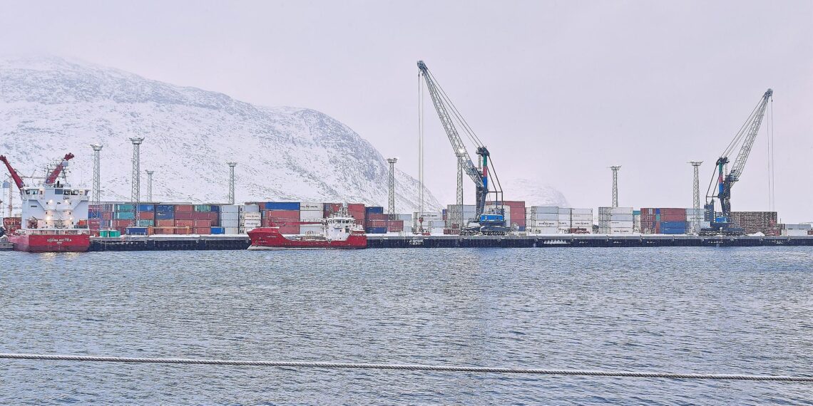 OECD warnt vor globalen Wachstumsrisiken durch Iran-Krieg 1 Container im Hafen von Nuuk auf Grönland (Archiv)