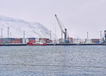OECD warnt vor globalen Wachstumsrisiken durch Iran-Krieg 2 Container im Hafen von Nuuk auf Grönland (Archiv)