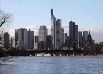 Bankenverband senkt Wachstumsprognose auf ein Prozent 6 Skyline von Frankfurt / Main (Archiv)