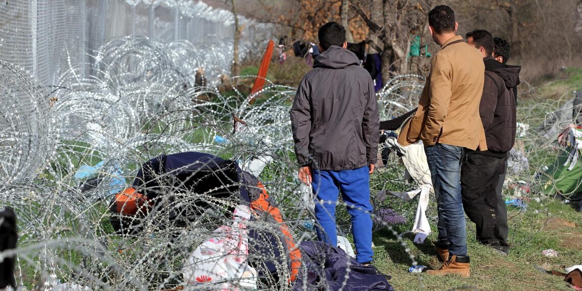 EU-Kommissar rechnet wegen Iran nicht mit neuer Flüchtlingswelle 1 Flüchtlinge auf der Balkanroute vor einem Grenzzaun (Archiv)