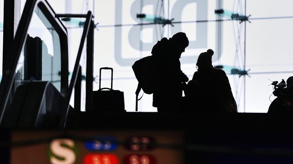 Reisende im Bahnhof (Archiv)