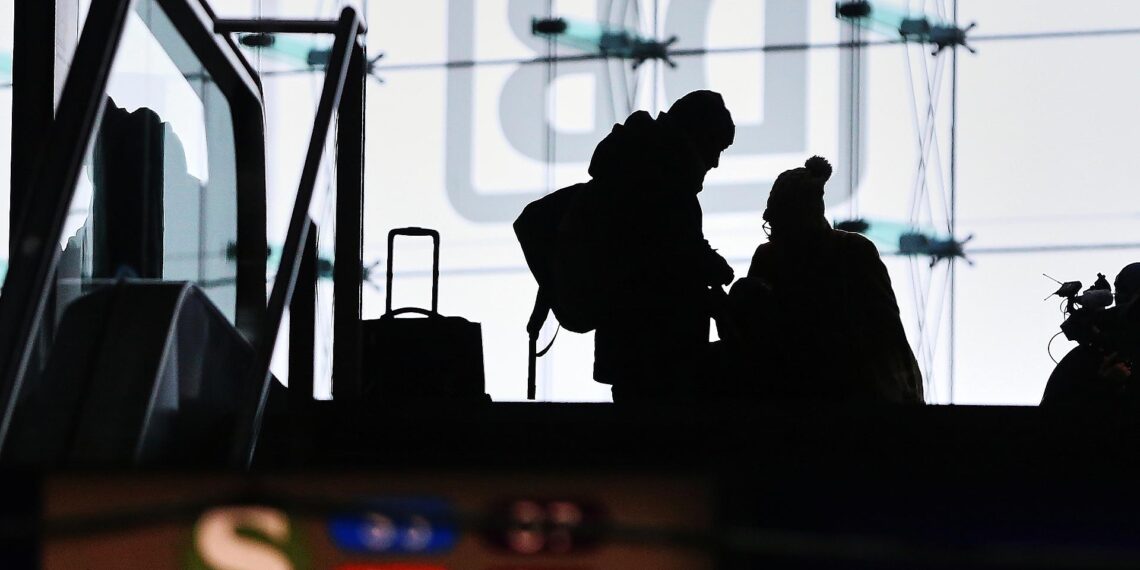 Reisende im Bahnhof (Archiv)