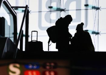 Bahn macht zumindest operativ wieder Gewinn 2 Reisende im Bahnhof (Archiv)