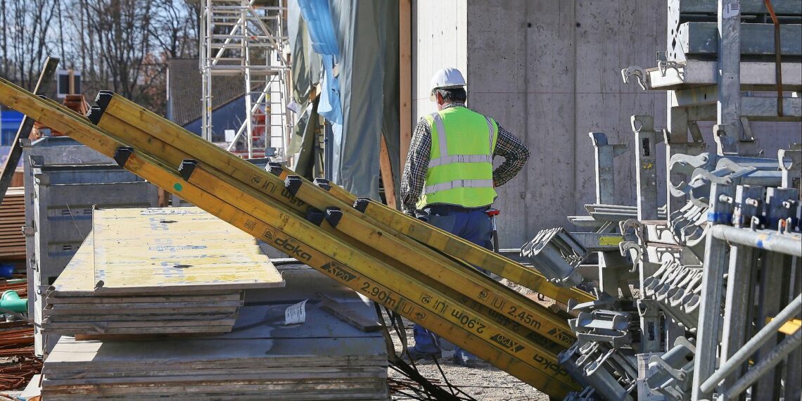 Bauarbeiter auf Baustelle (Archiv)