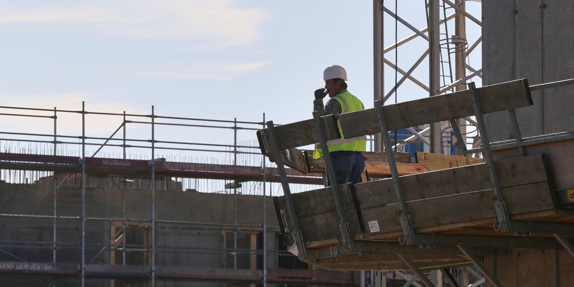 Bauarbeiter auf einer Baustelle (Archiv)