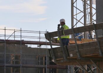 Bauarbeiter auf einer Baustelle (Archiv)