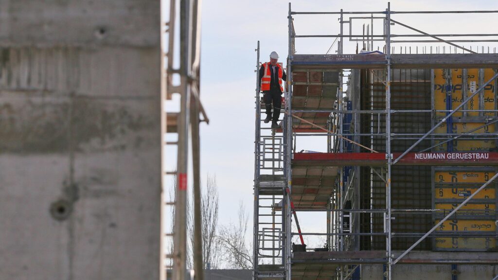 Bauarbeiter auf einer Baustelle (Archiv)